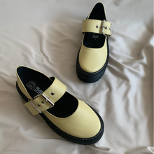 Cargar imagen en el visor de la galería, Zapatos Mary Janes amarillos *edición especial*
