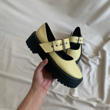 Cargar imagen en el visor de la galería, Zapatos Mary Janes amarillos *edición especial*
