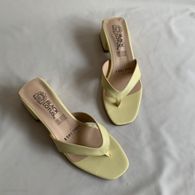 Cargar imagen en el visor de la galería, Sandalias amarillo de orcapoyo y tacón

