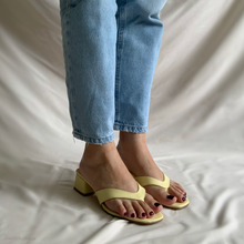 Cargar imagen en el visor de la galería, Sandalias amarillo de orcapoyo y tacón
