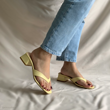 Cargar imagen en el visor de la galería, Sandalias amarillo de orcapoyo y tacón

