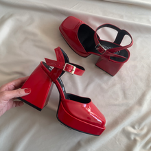 Cargar imagen en el visor de la galería, Zapatos con pulsera rojos
