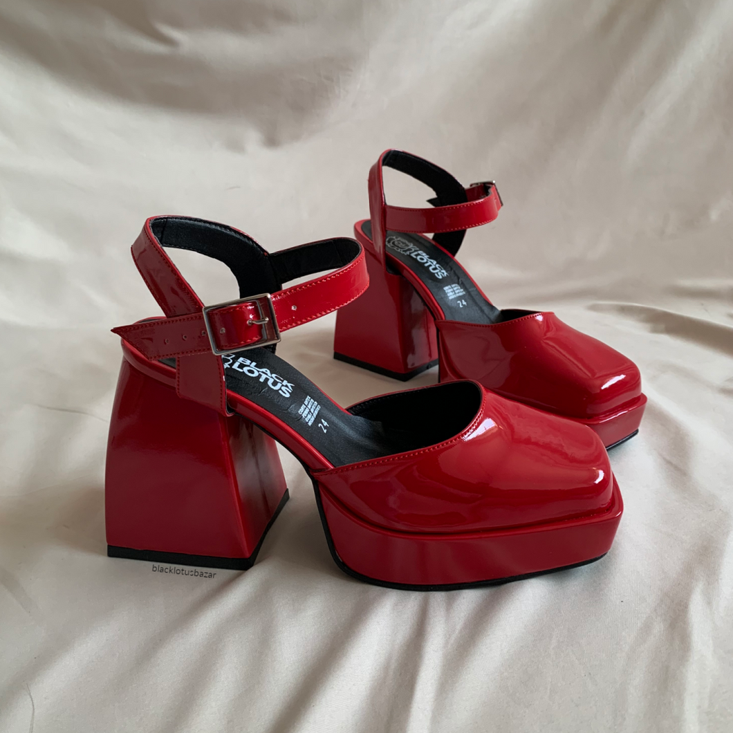 Zapatos con pulsera rojos