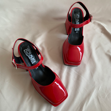 Cargar imagen en el visor de la galería, Zapatos con pulsera rojos
