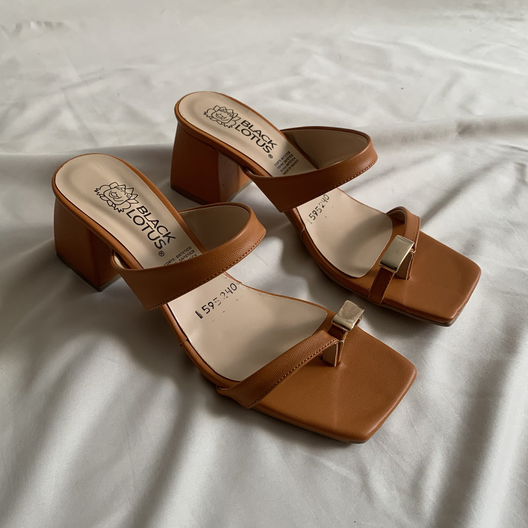 Sandalias naranja con detalle metálico *LIQUIDACIÓN*