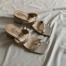Cargar imagen en el visor de la galería, Sandalias nude con detalle metálico *LIQUIDACIÓN*
