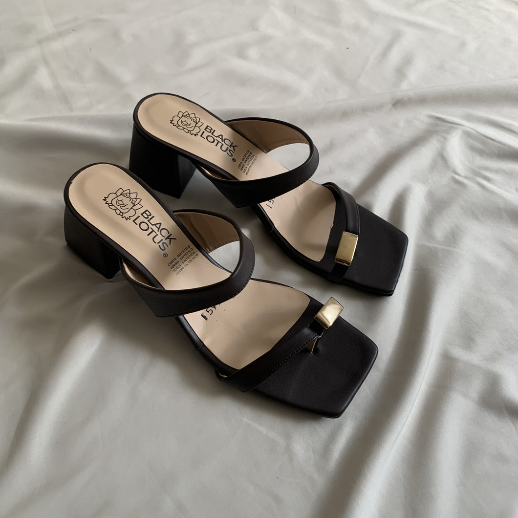 Sandalias café con detalle metálico *LIQUIDACIÓN*