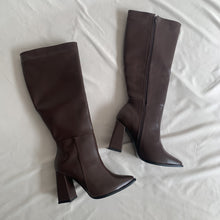 Cargar imagen en el visor de la galería, Bota alta café
