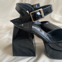 Cargar imagen en el visor de la galería, Zapatos con pulsera negros charol
