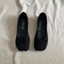 Cargar imagen en el visor de la galería, *PAR ÚNICO* Ballerinas negro gamuza talla 23
