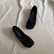 Cargar imagen en el visor de la galería, *PAR ÚNICO* Ballerinas negro gamuza talla 23
