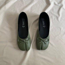 Cargar imagen en el visor de la galería, *PAR ÚNICO* Ballerinas verde selva talla 26
