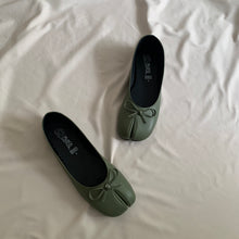 Cargar imagen en el visor de la galería, *PAR ÚNICO* Ballerinas verde selva talla 26

