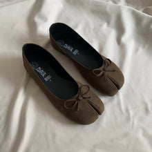 Cargar imagen en el visor de la galería, *PAR ÚNICO* Ballerinas verde musgo talla 25
