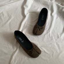 Cargar imagen en el visor de la galería, *PAR ÚNICO* Ballerinas verde musgo talla 25
