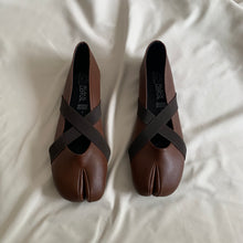 Cargar imagen en el visor de la galería, *PAR ÚNICO* Ballerinas marron talla 25

