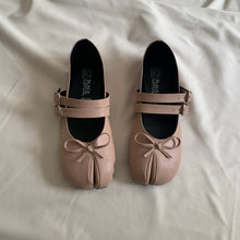 Cargar imagen en el visor de la galería, *PAR ÚNICO* Ballerinas beige talla 23
