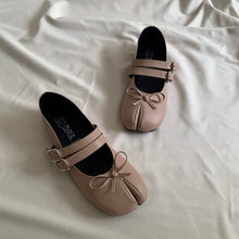 Cargar imagen en el visor de la galería, *PAR ÚNICO* Ballerinas beige talla 23
