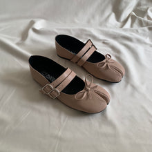 Cargar imagen en el visor de la galería, *PAR ÚNICO* Ballerinas beige talla 23
