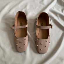 Cargar imagen en el visor de la galería, *PAR ÚNICO* Ballerinas beige con perlitas talla 23
