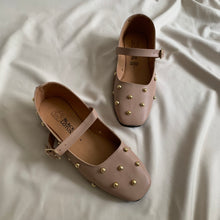 Cargar imagen en el visor de la galería, *PAR ÚNICO* Ballerinas beige con perlitas talla 23
