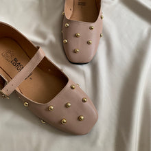 Cargar imagen en el visor de la galería, *PAR ÚNICO* Ballerinas beige con perlitas talla 23
