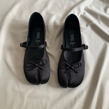 Cargar imagen en el visor de la galería, *PAR ÚNICO* Ballerinas negro saten talla 26
