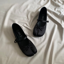 Cargar imagen en el visor de la galería, *PAR ÚNICO* Ballerinas negro saten talla 26
