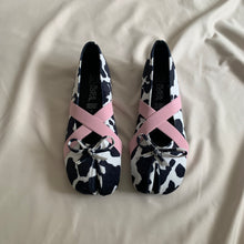 Cargar imagen en el visor de la galería, *PAR ÚNICO* Ballerinas vaquita talla 23
