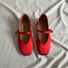 Cargar imagen en el visor de la galería, *PAR ÚNICO* Ballerinas rojo saten talla 23
