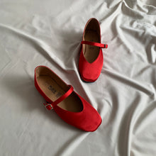 Cargar imagen en el visor de la galería, *PAR ÚNICO* Ballerinas rojo saten talla 23

