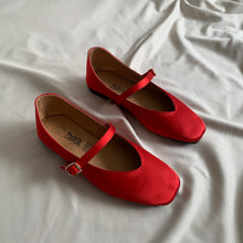 Cargar imagen en el visor de la galería, *PAR ÚNICO* Ballerinas rojo saten talla 23

