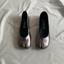 Cargar imagen en el visor de la galería, *PAR ÚNICO* Ballerinas antimonio talla 23
