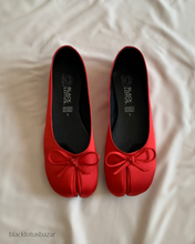 Cargar imagen en el visor de la galería, *PAR ÚNICO* Ballerinas rojo saten talla 23
