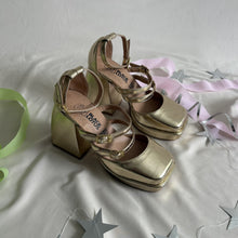 Cargar imagen en el visor de la galería, Zapatos dorados de tres correas *Edición aniversario*
