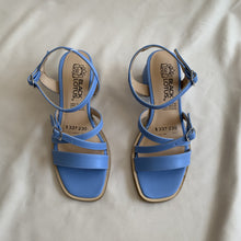 Cargar imagen en el visor de la galería, Sandalias azules tiritas y tacón
