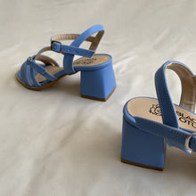 Cargar imagen en el visor de la galería, Sandalias azules tiritas y tacón
