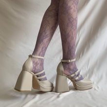 Cargar imagen en el visor de la galería, Zapatos nude de tres correas
