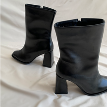 Cargar imagen en el visor de la galería, Bota negra
