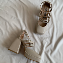 Cargar imagen en el visor de la galería, Zapatos nude de tres correas
