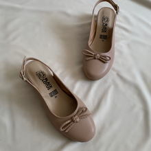 Cargar imagen en el visor de la galería, Mary janes beige punta redonda
