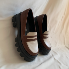 Cargar imagen en el visor de la galería, Mocasines bicolor marrón
