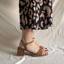 Cargar imagen en el visor de la galería, Sandalias camel correa y tacón
