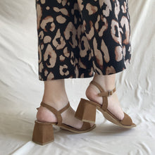 Cargar imagen en el visor de la galería, Sandalias camel correa y tacón
