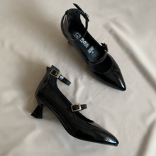 Cargar imagen en el visor de la galería, Tacones kitten negro charol
