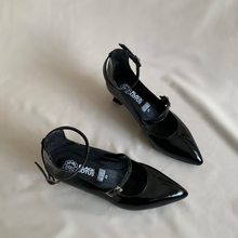 Cargar imagen en el visor de la galería, Tacones kitten negro charol
