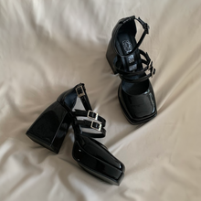 Cargar imagen en el visor de la galería, Zapatos negro charol de tres correas
