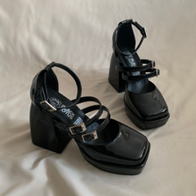 Cargar imagen en el visor de la galería, Zapatos negro charol de tres correas

