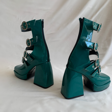 Cargar imagen en el visor de la galería, Zapatos gladiador verde charol *edición limitada*
