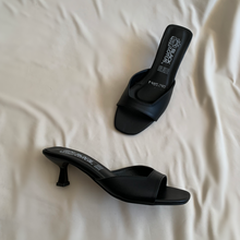 Cargar imagen en el visor de la galería, Sandalias kitten negras una tira
